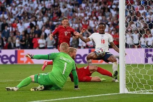 英格兰对丹麦争议点球